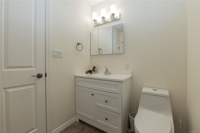 Main bathroom with laundry in the closet | Image 29