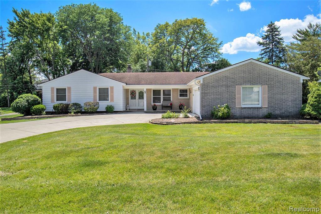 Skye Dr, Farmington Hills, MI 48336