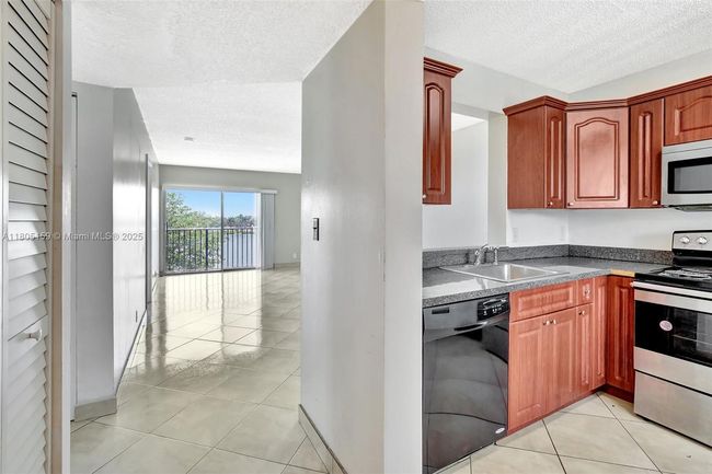 APT-401 - 8720 N Sherman Cir, Condo with 2 bedrooms, 2 bathrooms and null parking in Miramar FL | Image 4