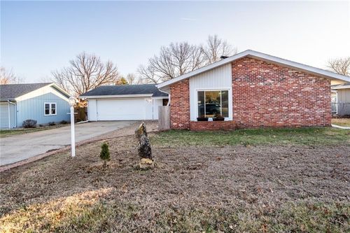 925 27th Ter, Lawrence, KS, 66046-4619 | Card Image