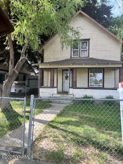 3 S Elm St, Toppenish, WA, 98948-1516 | Card Image