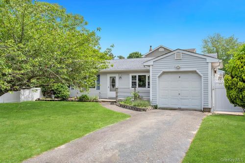 3 Megan Ct, Bellport, NY, 11713-1126 | Card Image