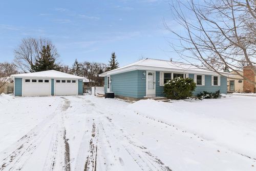 1321 Prairie St, Chaska, MN, 55318-2417 | Card Image