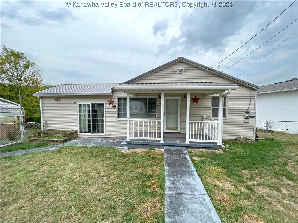 Crest Dr, Nitro, WV 25143