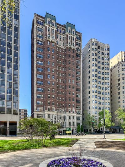 2W - 399 W Fullerton Parkway, Home with 3 bedrooms, 3 bathrooms and 1 parking in Chicago IL | Image 2