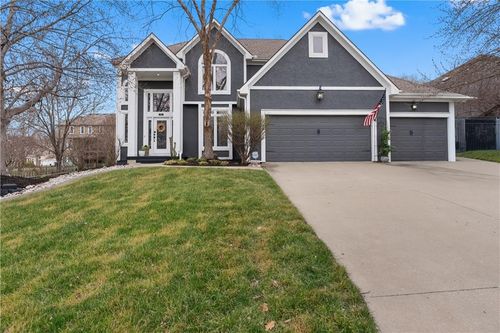 5715 Ne Sapphire Pl, Lee's Summit, MO, 64064-1177 | Card Image