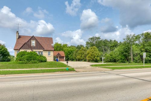 20060 W Greenfield Ave, Brookfield, WI, 53045-3734 | Card Image