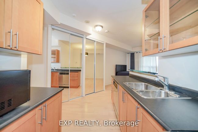 1108 - 438 Richmond St W, Condo with 0 bedrooms, 1 bathrooms and 1 parking in Toronto ON | Image 6