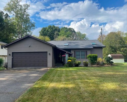8532 Pettysville Rd, Pinckney, MI, 48169-8525 | Card Image