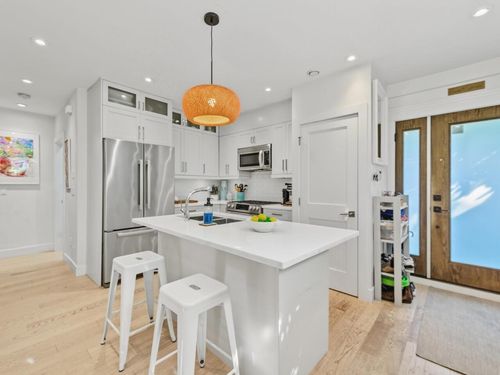 165 W 14th Ave, Vancouver, BC, V5Y1W8 | Card Image