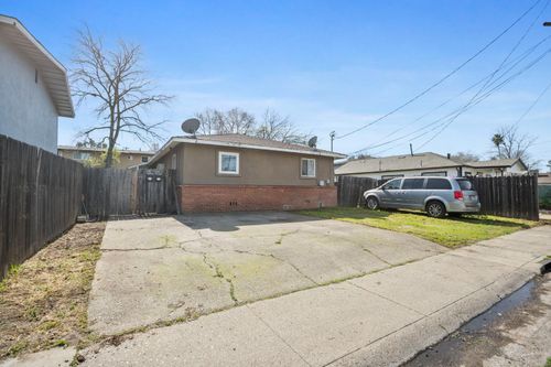 698 Eleanor Ave, Sacramento, CA, 95815-1615 | Card Image