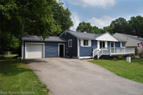 2079 Woodland Pass, Burton, MI, 48519-1323 | Card Image