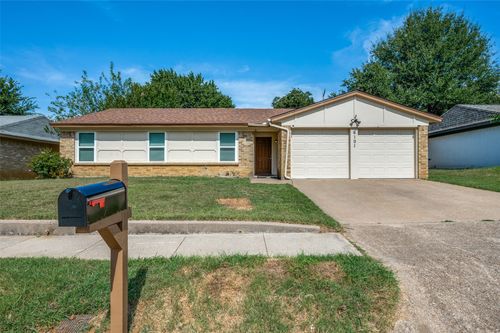 6101 Kelly Elliott Rd, Arlington, TX, 76001-5040 | Card Image
