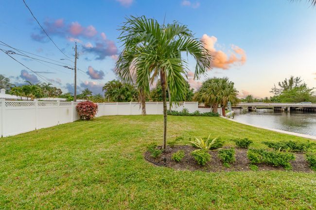 Large yard for a pool or expansion. | Image 53