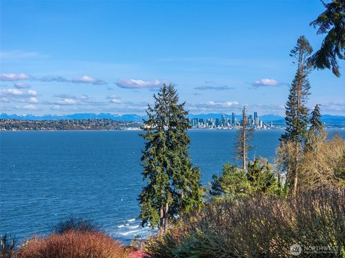 7946 Grand Ave Ne, Bainbridge Island, WA, 98110-1908 | Card Image