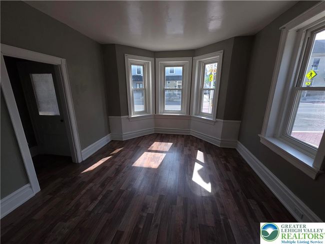 402 Main St, Condo with 3 bedrooms, 1 bathrooms and null parking in HELLERTOWN PA | Image 4