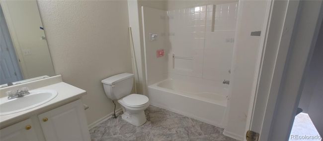 Upstairs hall bath | Image 17