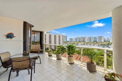 1003 - 3598 Yacht Club Dr, Condo with 3 bedrooms, 2 bathrooms and null parking in Aventura FL | Image 3