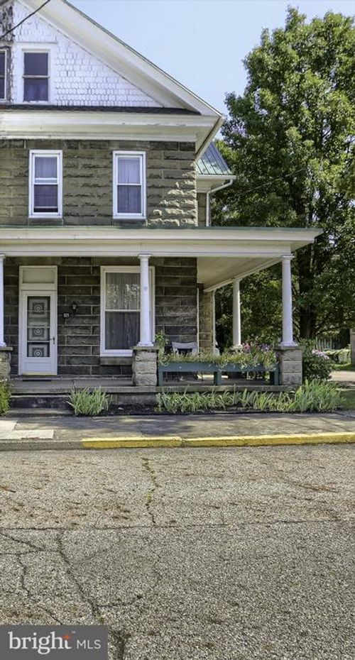 325 Spruce St, Lykens, PA, 17048-1322 | Card Image