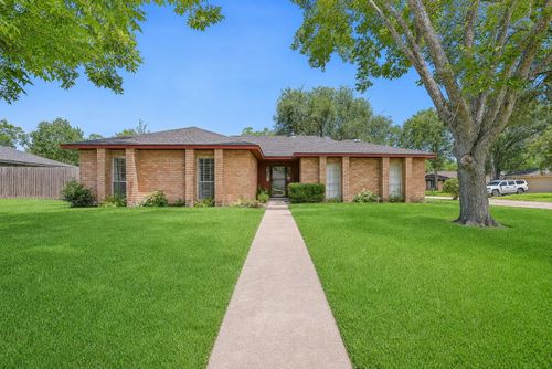 305 Castlelake Dr, Friendswood, TX, 77546-3616 | Card Image