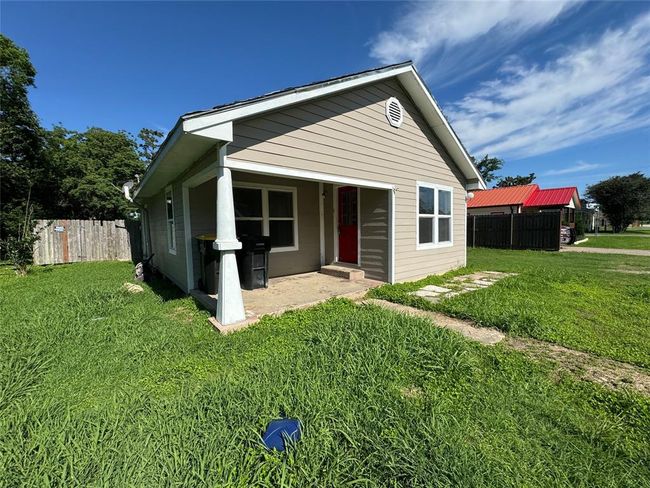 204 Galveston Avenue, House other with 3 bedrooms, 2 bathrooms and null parking in Anahuac TX | Image 1
