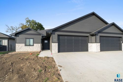 634 Harter Dr, Madison, SD, 57042 | Card Image