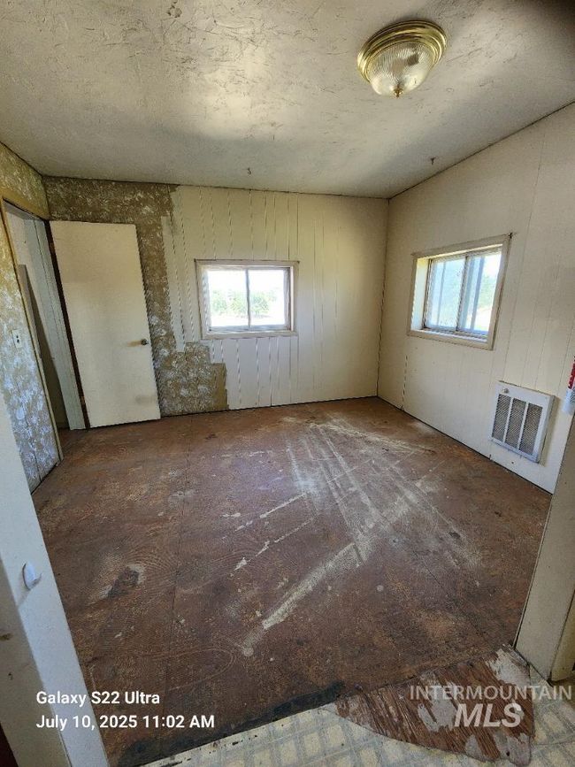 Empty room with plenty of natural light and heating unit | Image 20