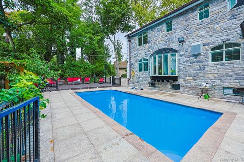 26 Rivers Dr, Great Neck, NY, 11020-1432 | Card Image