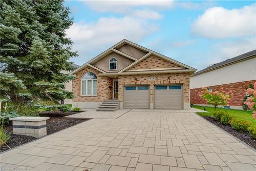 574 Clipper Dr, Waterloo, ON, N2K4B4 | Card Image