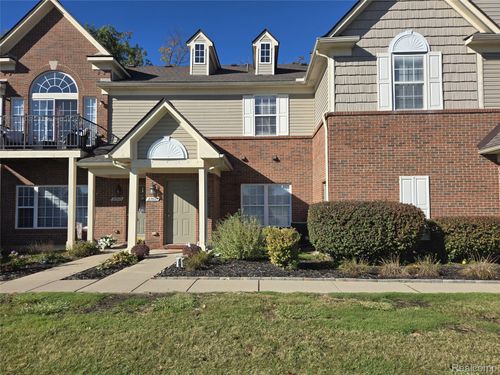 27605 Hidden Oaks Dr, BROWNSTOWN TWP, MI, 48183-3058 | Card Image