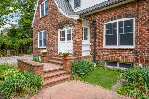 21 Forest Pk Ave, Larchmont, NY, 10538-2942 | Card Image