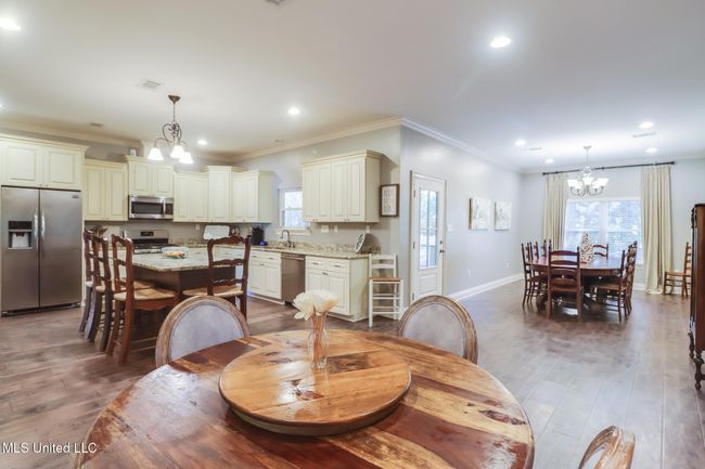 Kitchen/dining area | Image 10