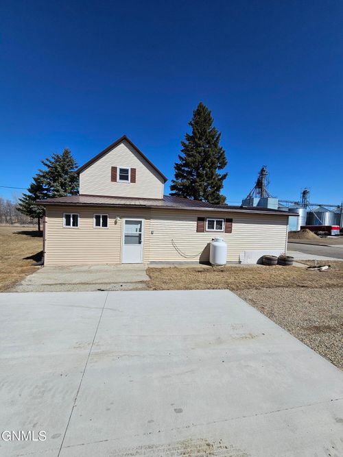 214 N 8th St, Wishek, ND, 58495-7126 | Card Image