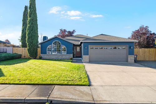 2330 Savannah Dr, Central Point, OR, 97502-3386 | Card Image
