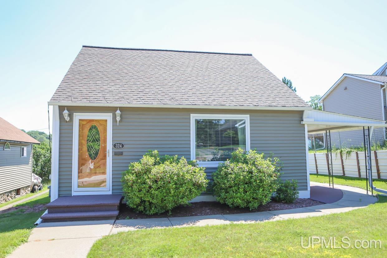 Cleveland Ave, Kingsford, MI 49802