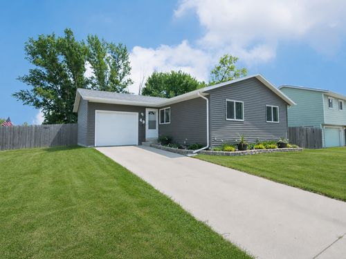 49 Evergreen Cir, West Fargo, ND, 58078-1212 | Card Image