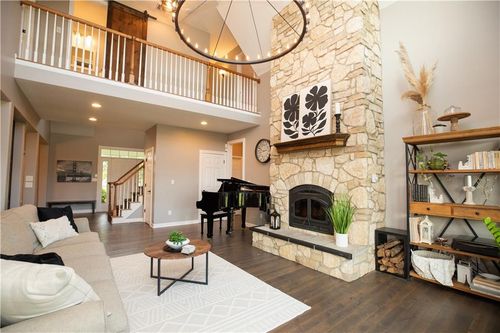 18001 E Hubach Hill Rd, Pleasant Hill, MO, 64080-8592 | Card Image