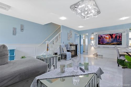 28264 Universal Dr, Warren, MI, 48092-2435 | Card Image