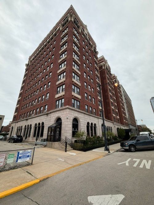 63-5300 S Shore Dr, Chicago, IL, 60615 | Card Image
