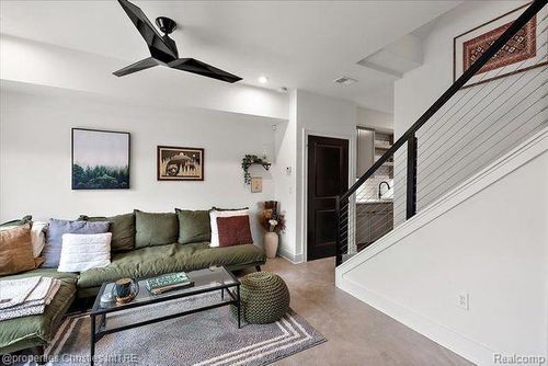 3313 Cochrane St, Detroit, MI, 48208-2840 | Card Image