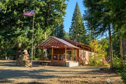 561 Sun Island Dr, Easton, WA, 98925-5904 | Card Image