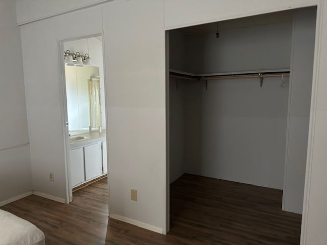Closet | Image 12