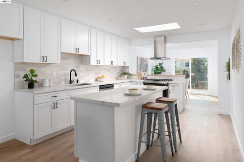 1044 86th Ave, Oakland, CA, 94621-1644 | Card Image