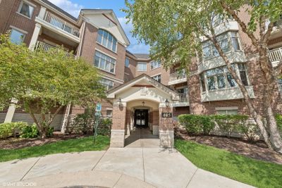 404 - 405 Village Green Court, Condo with 2 bedrooms, 2 bathrooms and 1 parking in Lincolnshire IL | Image 1