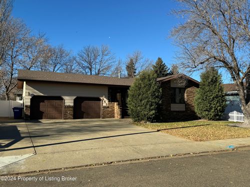 953 9th Avenue W, Dickinson, ND, 58601 | Card Image