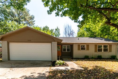 2332 S Clover Dr, Fayetteville, AR, 72701-6927 | Card Image