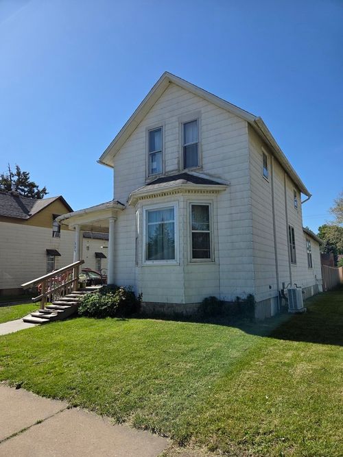 335 6th Ave N, Clinton, IA, 52732-3822 | Card Image