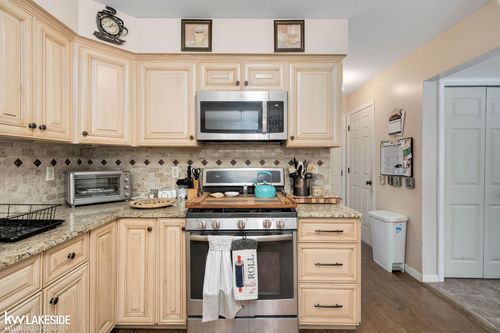 47159 Meadowbrook Dr, Macomb, MI, 48044-2751 | Card Image