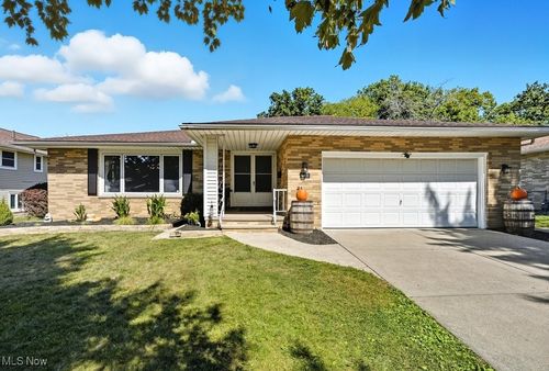 8070 Royalview Dr, Parma, OH, 44129-6442 | Card Image