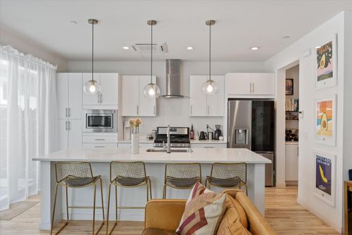 468 Lug Ln, Sacramento, CA, 95818-2851 | Card Image